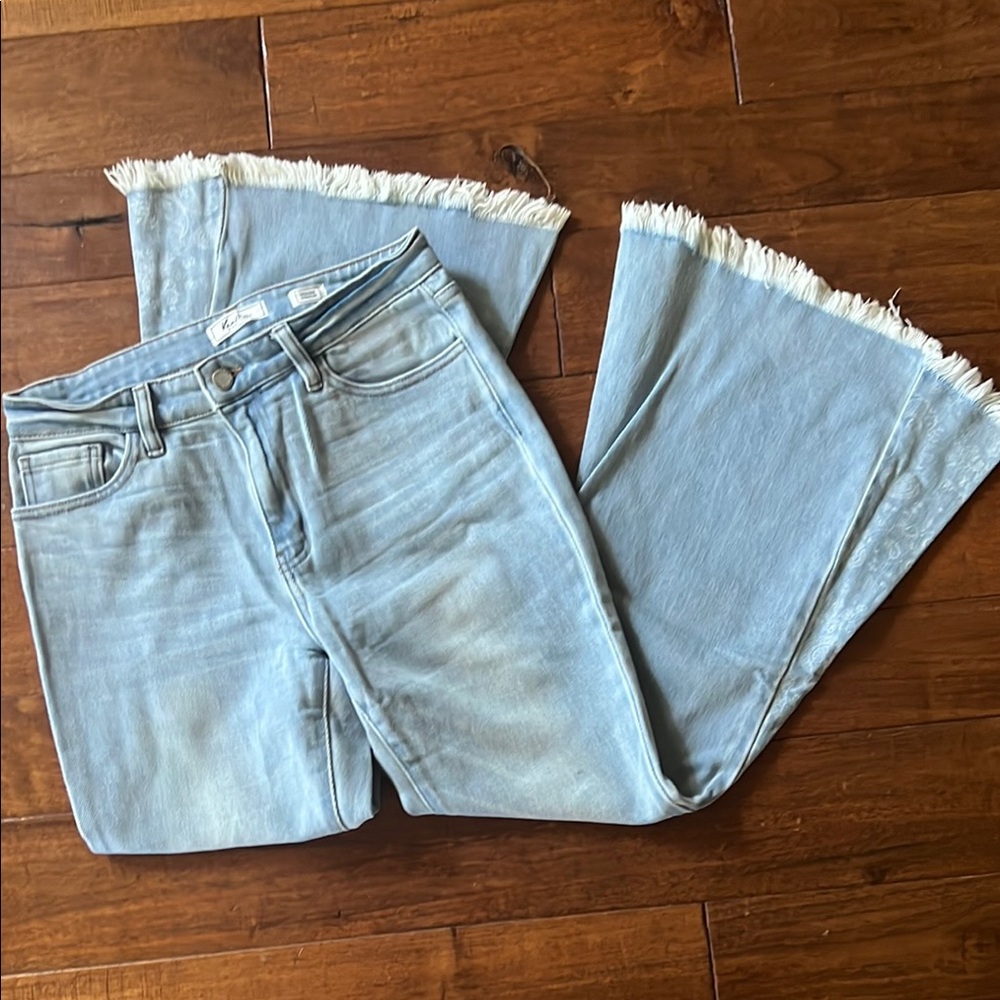 Kancan Stylish Light Blue Frayed Hem Women Jeans